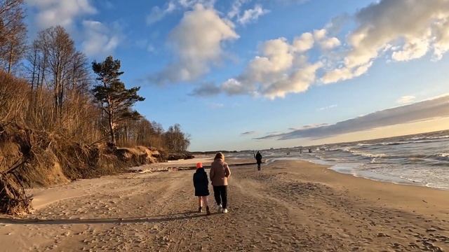 ЛАТВИЯ, возле г.ВЕНТСПИЛС - 02.04.2023 / Крутой берег Балтийского моря на закате. Холодно! смотреть онлайн
