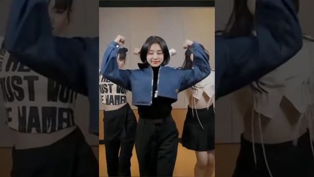 TWICE dancing to G-idle From Tomboy to Nxde #TWICE #gidle #tomboy #nxde смотреть онлайн
