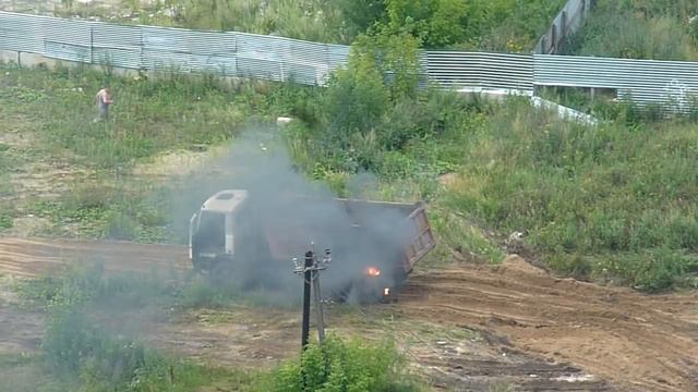 МАЗ задел провода в Мытищах😦 смотреть онлайн