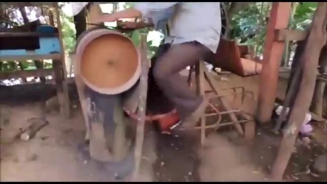 Колоть дрова руками. Пилить дрова - ногами Sawing wood legs смотреть онлайн