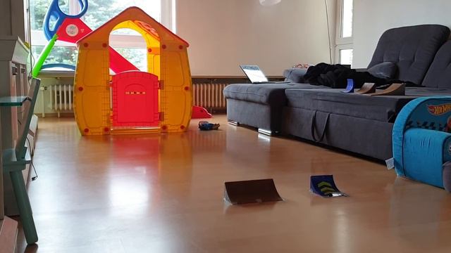 Играю с радио управляемым монстер траком Деном. Прыгаю через препятствия. Я моя первая трасса. смотреть онлайн