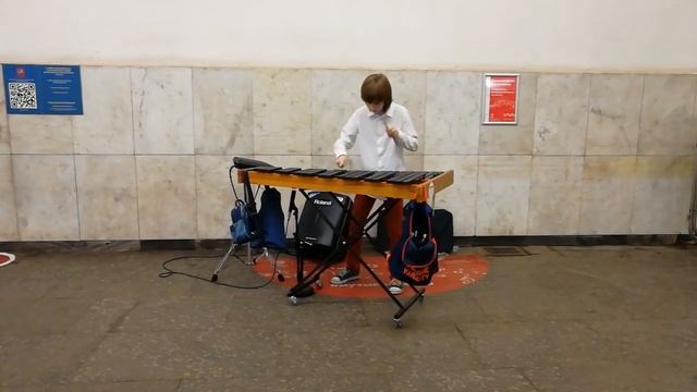 Музыка в метро. Парнишка отжигает на ксилофоне. смотреть онлайн