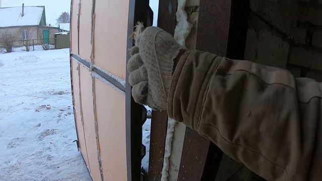 Утепляю гаражные ворота. Делаю дверь между боксами. смотреть онлайн