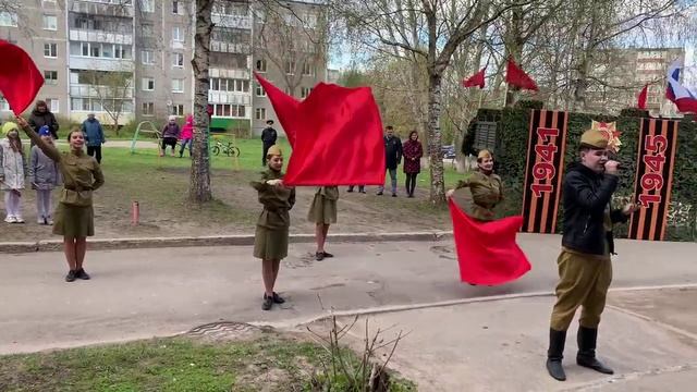 День Победы-Михаил Кудрявцев. Солист вокально-эстрадной студии "Мечта" Череповец.mp4 смотреть онлайн