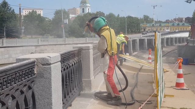 Гормост приступили к пескоструйной очистке чугунных перил и гранитной облицовки на набережных Яузы. смотреть онлайн