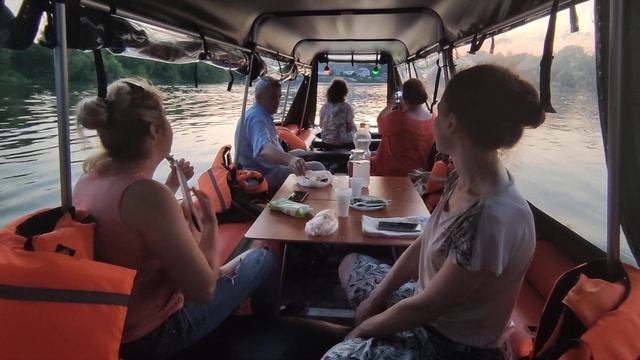 Вечерняя прогулка на моторном катамаране под звуки укулеле. смотреть онлайн