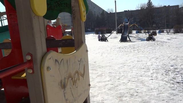 Прогулка на детской площадке зимой смотреть онлайн