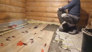 Кладем плитку в бане.