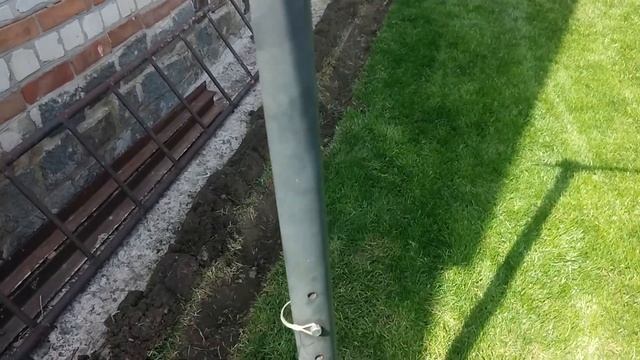Траншея под полив газона .