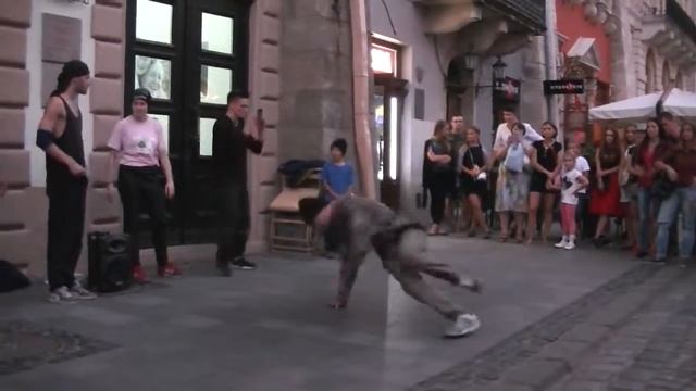 хіп-хоп на вулицях Львова (hip-hop dancers in Lviv (Ukraine) смотреть онлайн