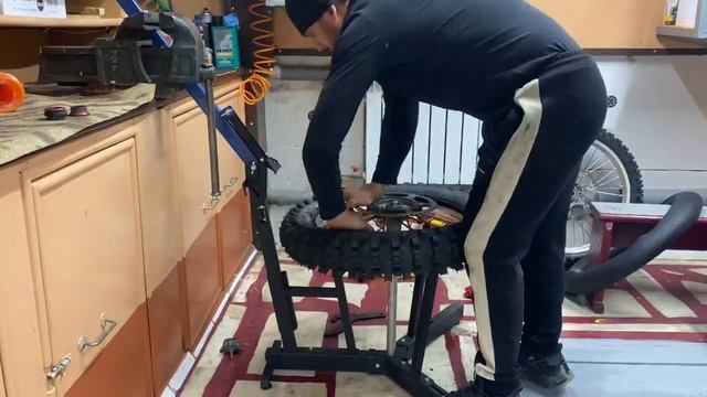Замена и Установка покрышки на Эндуро с 4 мм камерой на шиномонтажном станке EMX смотреть онлайн