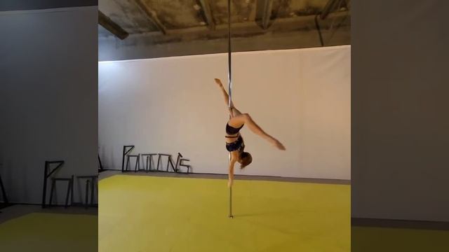 Олійник Ольга, 15 років, Акробатичний танець на пілоні, Pole Dance Politov school смотреть онлайн