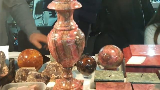 Сокольники."Самоцветный развал".Цветные камни,кораллы и изделия из них. смотреть онлайн