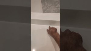 Столешница в ванную комнату с раковиной из искусственного камня.