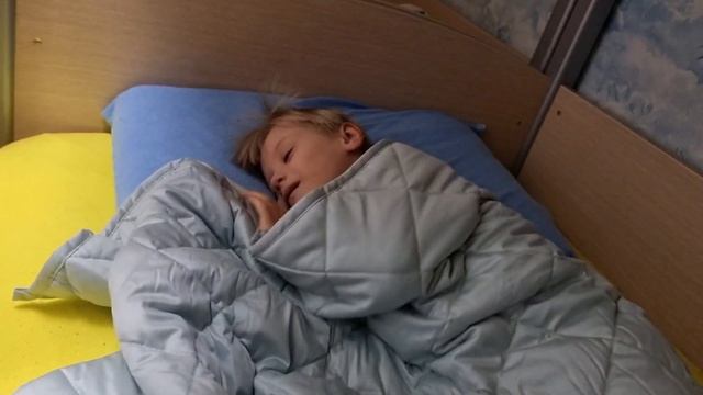 Как мы подарили Серёже утяжелённое одеяло. Его реакция