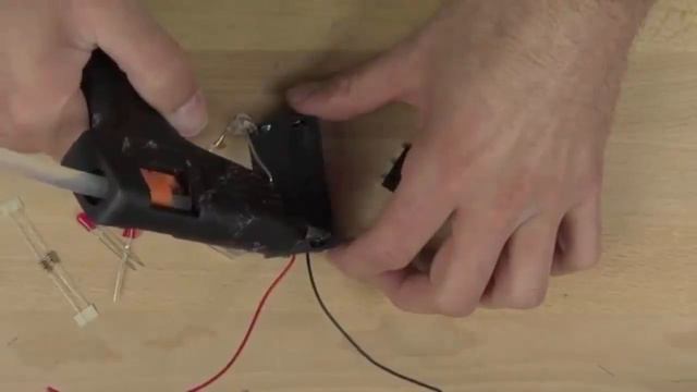 Conecte os interruptores SPDT | Robôs feitos em casa | Engenharia elétrica | Khan Academy смотреть онлайн