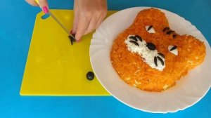 Салат «Тигрёнок» на Новый Год, новогодний стол с копчёной курицей. Праздничный салат на Новый Год