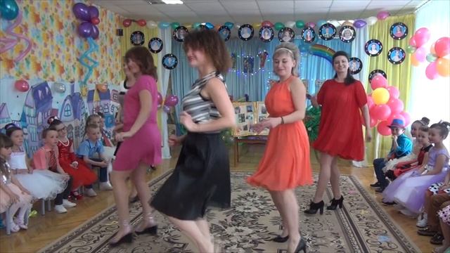 Веселый танец мам на выпускном в детском саду смотреть онлайн