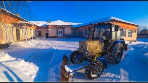 МТЗ 82.1. Полугодовая норма снега уже выпала. Чистим дороги и территории от прошлогоднего снега.