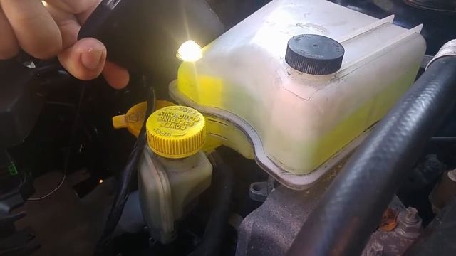 Air Bubbles in Coolant Reservoir due to a Blown Head Gasket смотреть онлайн