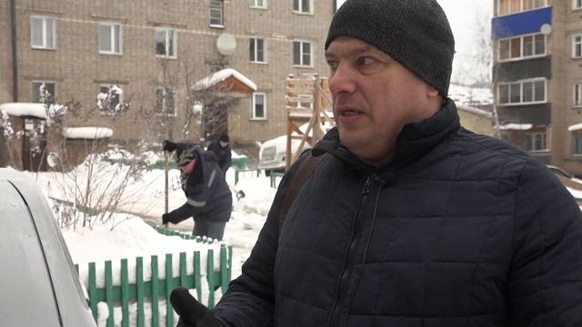 Вчера снежные навесы, сегодня – уборка дворовых территорий.