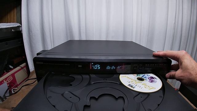 Denon DCM-270 5 Disc CD Changer / Player - The Denon Warm Glow and Warm Sound - What a good DAC! смотреть онлайн