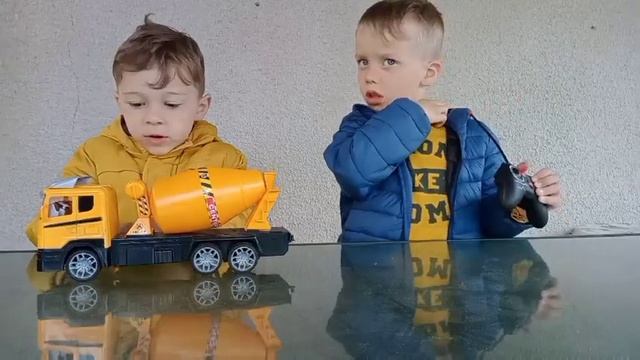 ОТКРЫВАЕМ БЕТОНОМЕШАЛКУ !! ??️Илай и Кирилл открывают игрушку! ?? смотреть онлайн