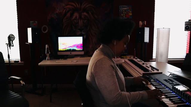 Meditating ,worshipping The Father through piano🙌🏽 (while sitting in my sis room) смотреть онлайн
