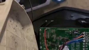 Регулировка скорости красного трехколесного электроскутера Electrowin EM-2100.