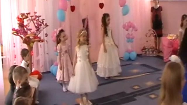 Трогательный танец дочек с папами на Выпускном в детском садике. Кульминация смотреть онлайн