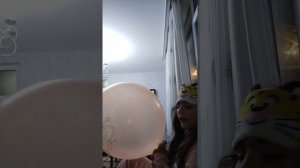 Надули огромный шарик