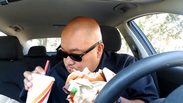 Impossible™ WHOPPER® - Review | Burger King | First Bite Series | Ep. 4 | Shoutout to Una Poca Loca смотреть онлайн