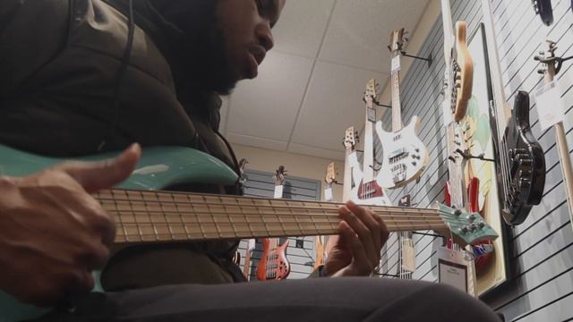 F BASS BN5 Deluxe SLAP BASS Demo! смотреть онлайн
