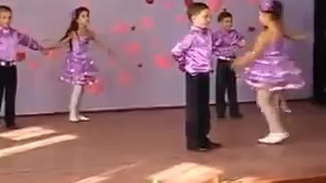 1-Б класс танцуют бачату Новоселицкий р-н смотреть онлайн