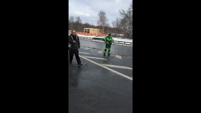 Водитель пожертвовал авто, чтобы сбежать с эвакуатора смотреть онлайн