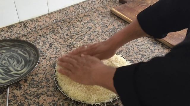 HATAY KÜNEFE TARİFİ ( KUNAFA RECİPE ) / Hataylı Usta dan Evde Künefe смотреть онлайн