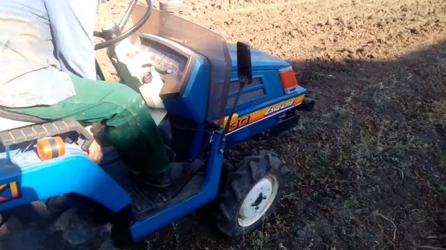 Збирання картоплі мінітрактором з саморобною картоплекопалкою смотреть онлайн