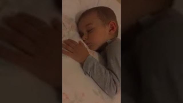 Малыш спит