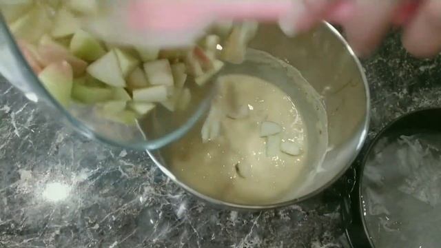 Шарлотка с яблоками на кефире. Яблочный пирог к чаю. смотреть онлайн