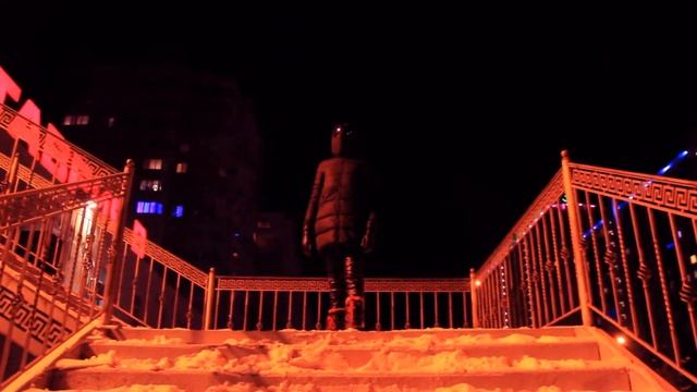 КУРТКА С ОЧКАМИ НА КАПЮШОНЕ РАЗМЫШЛЯЕТ О НИСХОЖДЕНИИ ПРОЗРЕНИЯ И МЕДИТИРУЕТ ВНУТРЕННИМ ПЛАМЕНЕМ смотреть онлайн