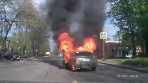Смотреть всем! Машина загорелась на ходу.