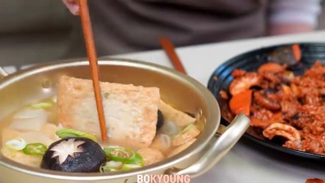 요리먹방 :) 주꾸미 듬뿍 올린 매콤한 주꾸미덮밥과 비법스프 어묵탕 | 계란후라이 | cooking mukbang. смотреть онлайн