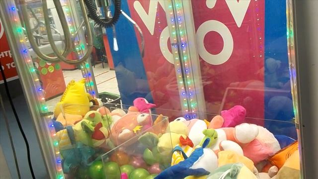 Владелец автомата не пожадничал, я выиграл крутые игрушки. смотреть онлайн