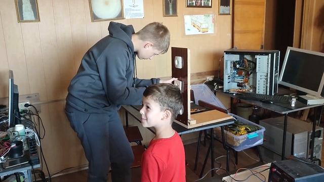 6 летний инженер проводит электромонтажные работы, обучает этому более старших коллег смотреть онлайн
