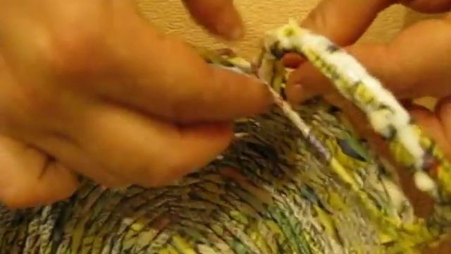 Weaving holders for a basket from newspapers. смотреть онлайн
