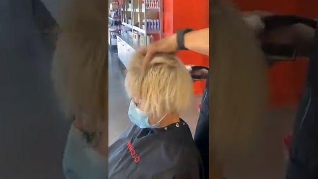 Easy & Perfect Short Layered Bob Haircut Tutorial with razor смотреть онлайн