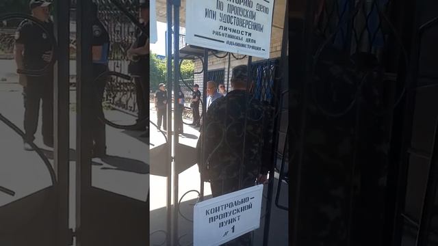 Сторож, а обязанности как у охранника при зарплате сторожа.