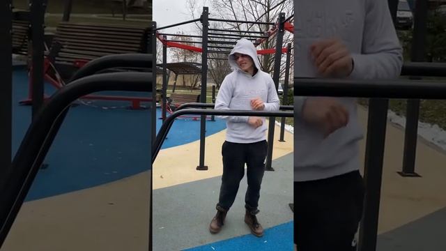 Тренировка ? груди на брусьях и отжиманий от пола #fitness #sport #motivation #workout #gym смотреть онлайн