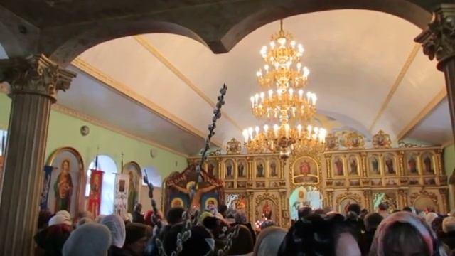 Отец Василий правит службу в храме Святого Духа на ул. Торговой (видео "Корабелов.Инфо") смотреть онлайн