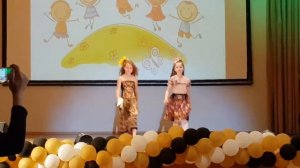 Импровизированный показ мод в школе